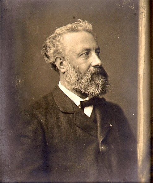 Nadar (Félix Tournachon, dit) (1820-1910)
Jules Verne (1828-1905), c. 1880. Tirage argentique postérieur (par Paul Nadar). Tampon Nadar (48, rue Bassano, Paris) au verso. 17 x 13,3 cm