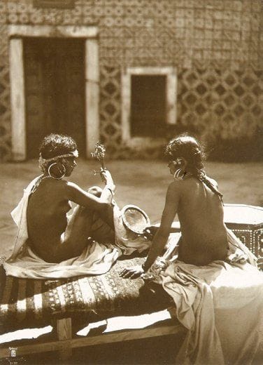 Rudolf Franz Lehnert (1878-1948) et Ernest Heinrich Landrock(1878-1966)
Jeunes filles au patio, c. 1910. Tirage argentique d'époque. Monogramme Lehnert & Landrock dans l'image en bas à gauche. Tampon au verso. 24 x 18 cm avec les marges