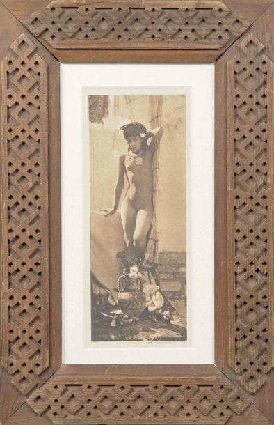 Rudolf Franz LEHNERT (1878-1948) et Ernest Heinrich LANDROCK (1878-1966)
Jeune fille à la cruche, c. 1910. Héliogravure d'époque dans son cadre d'origine. Mention imprimée Lehnert & Landrock dans la marge inférieure à droite. 28 x 15,5 cm avec les marges