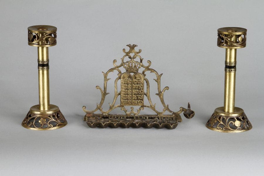 CHANDELIERS DE SHABBAT (Paire) - Laiton découpé et gravé. Signés Oppenheim sous le socle. Haut. : 23 cm.