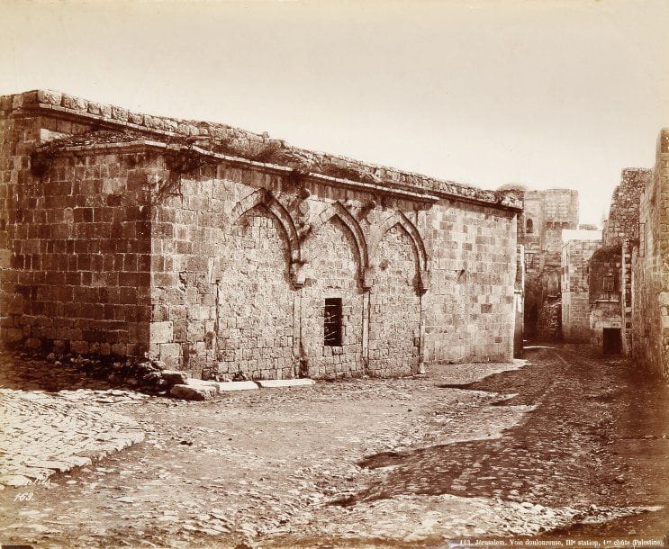 PHOTOGRAPHIE - Félix BONFILS (1831-1885) « Voie douloureuse, IIIème station, 1ère chute » Tirage sur papier albuminé, signé Bonfils dans l'émulsion, vers 1870. 21 x 27 cm.