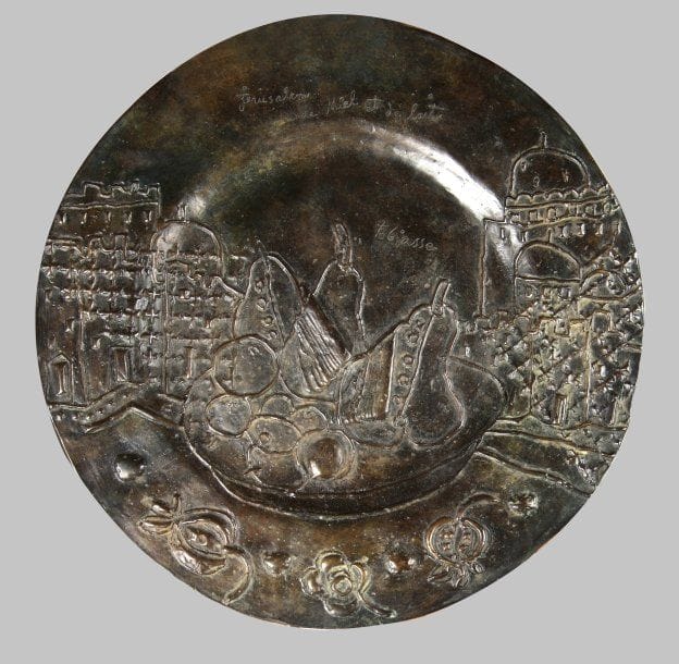 Théo TOBIASSE (né en 1927)
Jérusalem de lait et de miel Plat rond en bronze représentant les murs de la Ville Sainte et une corbeille de fruits. Signé dans l'oeuvre, num. 2/8. Diam : 51,5 cm.