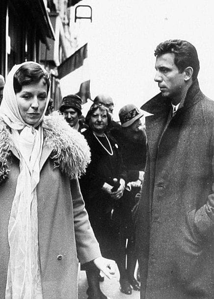 Senilita (Quand la chair succombe), 1962. De Mauro Bolognini, avec Anthony Franciosa, Claudia Cardinale, Betsy Blair et Philippe Leroy. Dix tirages argentiques d'époque. Tampons de presse aux versos. 17,5 x 12,5 cm. On joint un document tapuscrit.