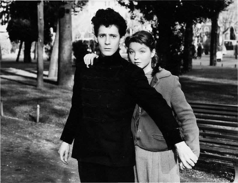 L'âge de l'amour, 1953. De Lionello De Felice, avec Marina Vlady, Aldo Fabrizi et Pierre-Michel Beck. Cinq tirages argentiques d'époque par G. B. Poletto. Tampon du photographe aux versos. 24 x 18 cm.