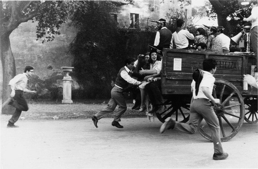 Jeux d'adultes (Il padre di famiglia), 1967. De Nanni Loy, avec Ninno Manfredi et Leslie Caron. Six tirages argentiques. Tampons de presse aux versos. Formats : 24 x 18 et 30 x 20 cm.