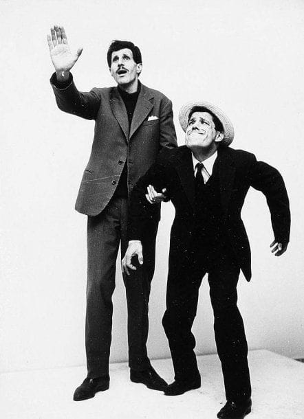 L'onorata società, 1961. De Riccardo Pazzaglia, avec Rosanna Schiaffino, Vittorio De Sica, Franco Franchi et Domenico Modugno. Dix tirages argentiques d'époque. Tampon de presse et étiquette tapuscrite aux versos. 24 x 18 cm. On joint un document tapuscrit.