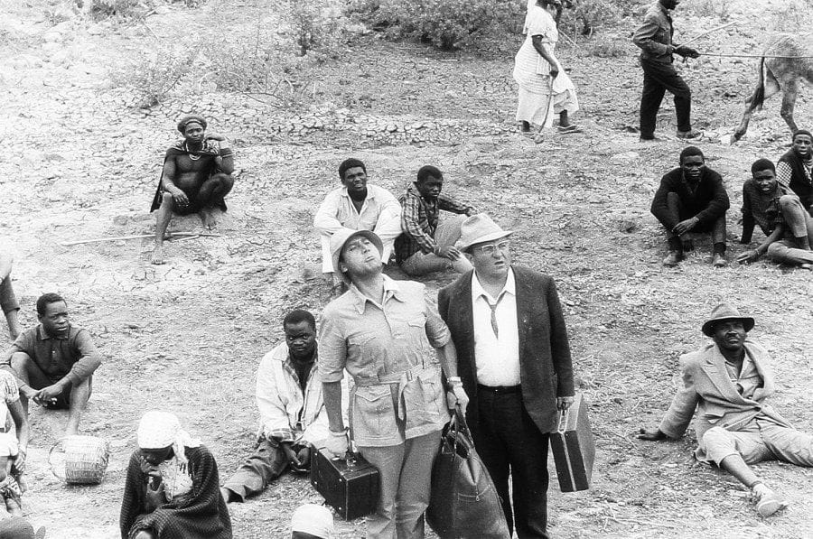 Riusciranno i nostri eroi a ritrovare l'amico misteriosamente scomparso in Africa ? (Nos héros retrouveront-ils leurs amis mystérieusement disparus en Afrique ?), 1968. De Ettore Scola, avec Alberto Sordi et Bernard Blier. Dix tirages argentique d'époque. Tampon de presse aux versos. 30 x 20 cm.