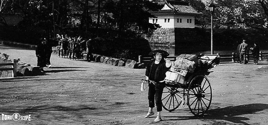 Muhomatsu no issho (L'homme au poussepousse), 1958. De Hiroshi Inagaki, avec Toshirô Mifune et Hideko Takamine. Dix tirages argentiques d'époque et la brochure officiel du film en anglais, édités par Toho Scope. Tampon du film, tampon « Toho Company Limited » et légendes manuscrites aux versos. 10 x 20 cm.