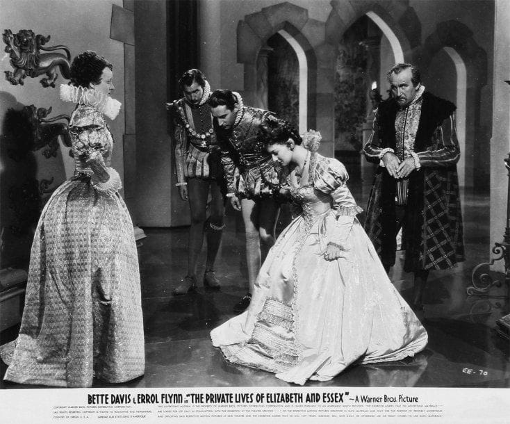 The private lives of Elizabeth and Essex (La vie privée d'Elisabeth d'Angleterre), 1939. De Michael Curtiz, avec Bette Davis et Errol Flynn. Huit tirages d'exploitation d'époque. Tampon de la Warner Bros aux versos. 25,5 x 20,5 cm.