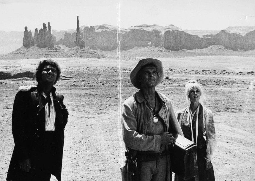 Terence Hill dans Un génie, deux associés, une cloche (1974), avec Miou Miou et Robert CharleBois. Terence Hill dans Les deux missionaires (1974) et Mon nom est Trinita (1974), avec Bud Spencer. Cinq tirages argentiques d'époque. Formats : 24 x 18 et 26,5 x 39,5 cm. On joint un document tapuscrit.