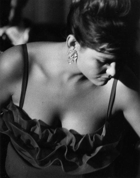 Les lions sont lâchés, 1961. De Henri Verneuil, avec Claudia Cardinale. Dix tirages argentiques d'époque. Tampon Promopress aux versos. 25,5 x 20,5 cm.