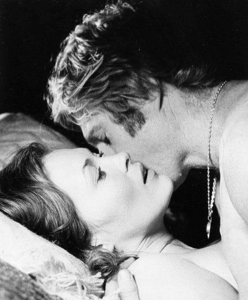 Terry O'Neill (né en 1938)
Three days of the Condor (Les 3 jours du Condor), 1975. De Sydney Pollack, avec Robert Redford et Faye Dunaway. Tirage argentique d'époque. Tampon Camera Press et étiquette tapuscrite avec mention du photographe au verso. 30 x 25,5 cm.