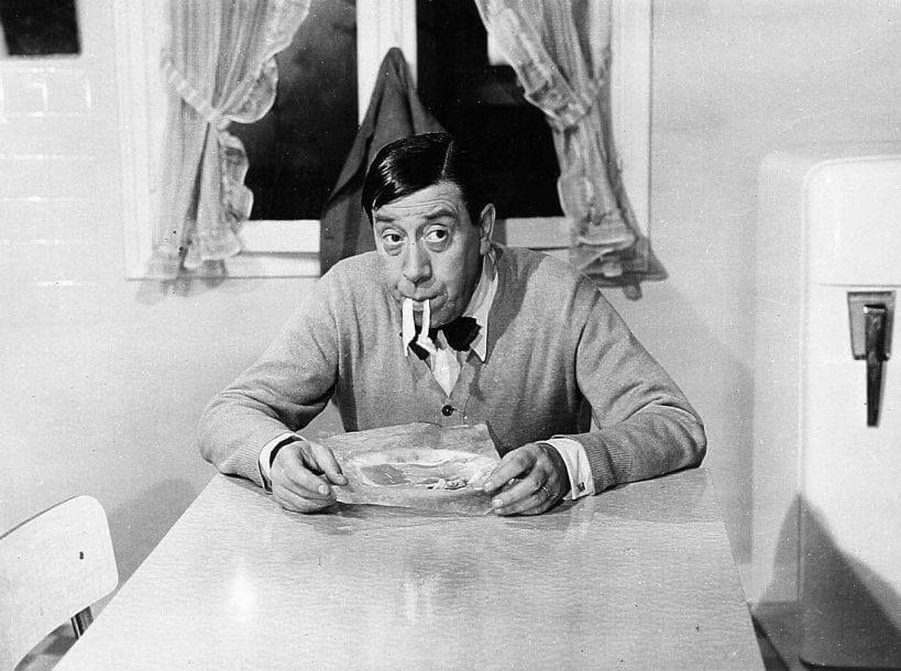 L'homme à l'imperméable, 1957. De Julien Duvivier, avec Fernandel, Jean Rigaux, Judith Magre et Bernard Blier. Six tirages argentiques et contretypes d'époque. 24 x 18 cm. On joint un document tapuscrit.