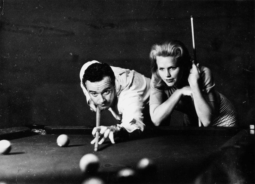 Lawrence Schiller (né en 1936)
Days of wine and roses (Le jour du vin et des roses), 1962. De Blake Ewards, avec Jack Lemmon et Lee Remick. Deux tirages argentiques d'époque. Tampon Camera Press et étiquette tapuscrite avec mention du photographe aux versos. 30 X 20 cm.