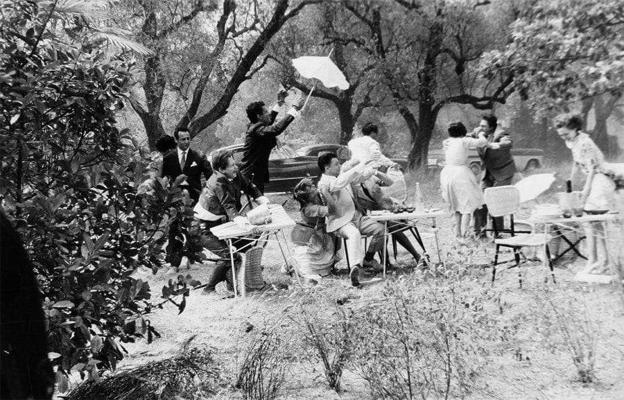 Déjeuner sur l'herbe, 1959. De Jean Renoir, avec Paul Meurisse. 12 tirages argentiques d'époque. Tampon de presse aux versos. 27,5 x 21 cm.