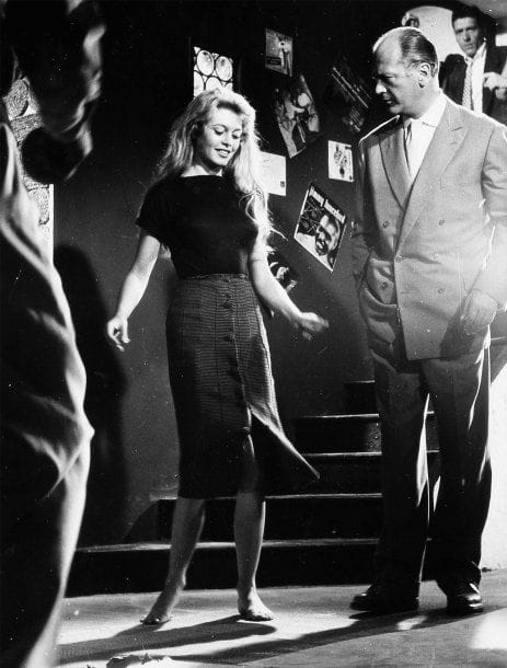 Et Dieu... créa la femme, 1956. De Roger Vadim, avec Brigitte Bardot. Scène de danse. Cinq tirages argentiques d'époque. Tampons de presse aux versos. Formats : 24 x 18 et 27 x 21 cm. Lot vendu avec faculté de réunion.