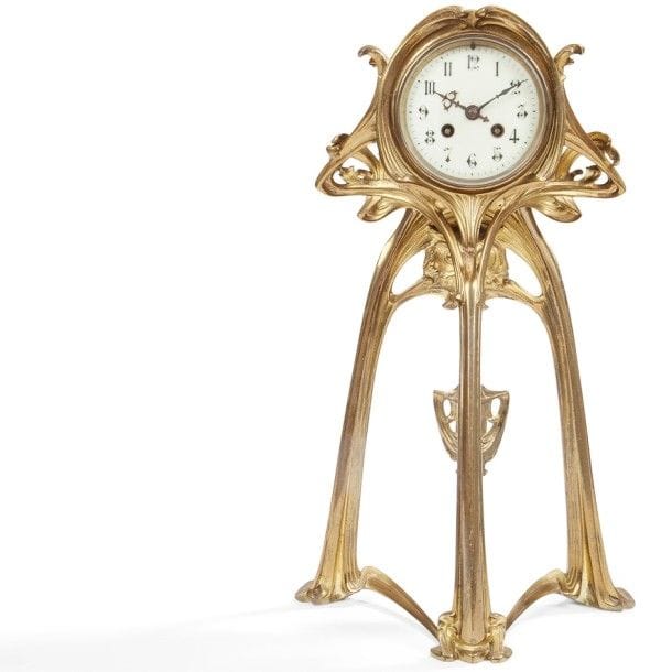 TRAVAIL ART NOUVEAU
Coup de Fouet, volutes et Grand-Duc
Importante pendule de salon. Épreuve en bronze doré. Fonte d’édition ancienne, vers 1900. Le cadran, d’origine, émaillé et aux chiffres arabes. Complète de son balancier. H. : 49 cm