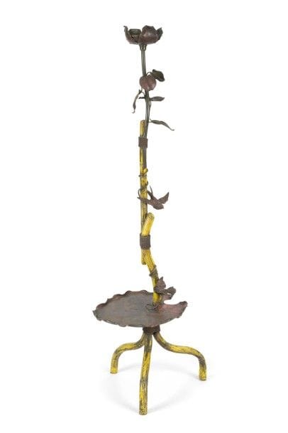 TRAVAIL ART NOUVEAU dans le goût japonisant 
Nénuphars, hirondelles et bambous
Lampadaire tripode à une tablette. Laiton, bronze et métal peints et patinés polychrome. État d’usage. H. : 172 cm 