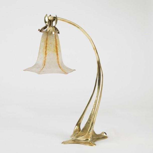 DAUM Nancy & TRAVAIL ART NOUVEAU
Raie & ipomée
Lampe de table. Le pied en bronze doré figurant un raie Manta. La tulipe en verre blanc nuancé et aux colorations aux poudres de vitrification sur les arêtes. H. : 43,5 cm 