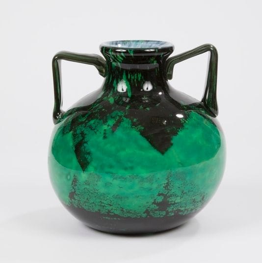 DAUM Nancy France 
Vase boule à col évasé et à deux prises latérales. Épreuve en verre marmoréen vert vif et noir. Signé DAUM Nancy France à la Croix de Lorraine vers la base. H. : 24 cm 