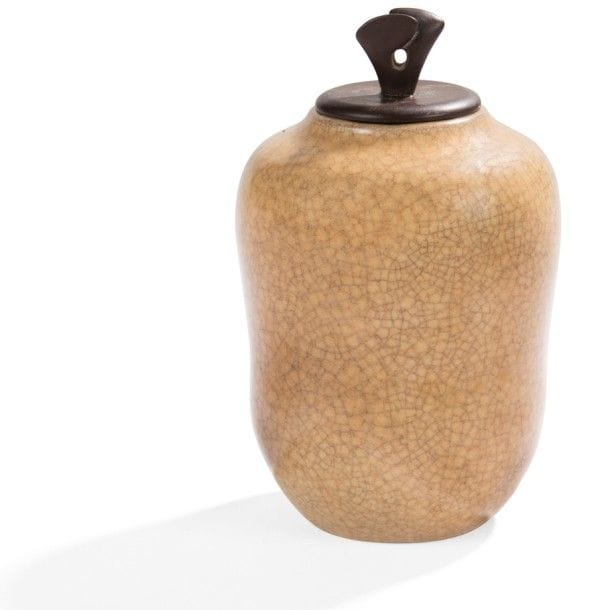Henri SIMMEN (1880-1963) & Yokohama O’KIN (1880-1948) (Eugénie JUBIN, dite) 
Précieux pot couvert. La base en céramique émaillée beige à la résille de fines craquelures. Le bouchon en bois précieux très finement sculpté. Restaurations. Signé H. SIM et porte un numéro… 2H sous la base. H. : 10 cm