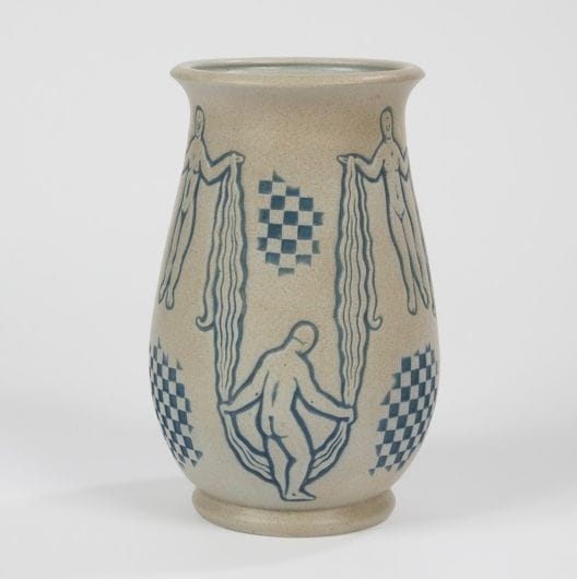 J.C. LEGRAND & MOUGIN Nancy
Femmes, drapés et damiers
Vase balustre sur talon, à col légèrement évasé. Épreuve en grès au décor en relief et traité bleu. Signé MOUGIN Nancy Legrand et numéroté 296J sous la base. H. : 27 cm 