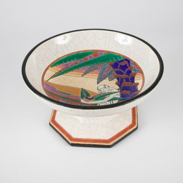 Raymond CHEVALLIER (1890-1959) pour Faïencerie de LONGWY
Macaque dans une palmeraie 
Large coupe creuse sur pied à facettes et base octogonale. Épreuve en faïence au décor central réalisé aux émaux cloisonnés polychromes sur fond blanc craquelé. Signée R. CHEVALLIER et marquée du cachet de la manufacture sous la base. 
H. : 16 cm - D. : 30 cm