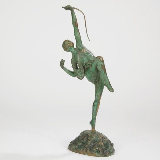 Pierre LE FAGUAYS (1892-1962) 
Diane chasseresse 
Sculpture. Épreuve en bronze à patine vert nuancé. Manque la corde, accident à l’arc et usures à la patine. Signée LE FAGUAYS et marquée SUSSE Fres Edtrs Paris sur la terrasse. H. : 44 cm 