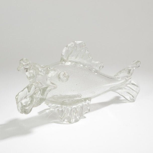 SCHNEIDER France
Poisson 
Sculpture. Épreuve en verre blanc bullé, les nageoires, la queue, la bouche et les yeux modelés et appliqués à chaud. Signée SCHNEIDER sur le corps. 22,5 x 45 x 13 cm