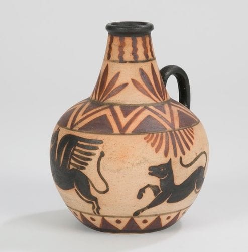 Poterie de CIBOURE - Fondée par Etienne & Élise VILOTTE 
Pégase & félins 
Vase boule à col cintré et à une prise latérale. Épreuve en céramique au décor brun sur fond terre. Marqué du cachet VE CIBOURE sous la base. 
H. : 15,5 cm 