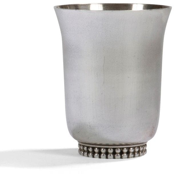 Jean DESPRÉS (1889-1980) 
Timbale formant petit vase en métal argenté. La base reçoit une double rangée perlée. Signée J. DESPRÉS à la pointe sous la base. H. : 8 cm