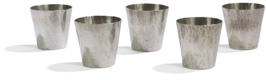 Jean DESPRÉS (1889-1980) 
Suite de 5 verres à liqueur en étain martelé. Chaque gobelet signé J. DESPRÉS sous la base. H. : 3,5 cm
