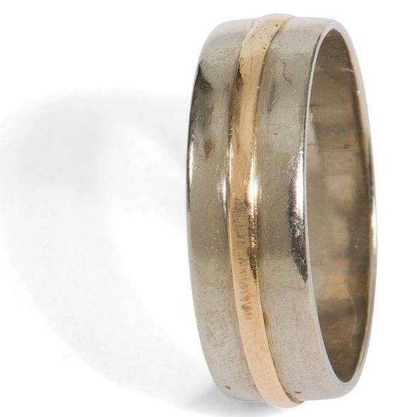 Jean DESPRÉS (1889-1980) 
Bague moderniste en or blanc et or jaune. L’anneau reçoit, sur tout son pourtour, un jonc circulaire. Porte les poinçons de M.O. et de garantie. 
Poids : 6 g