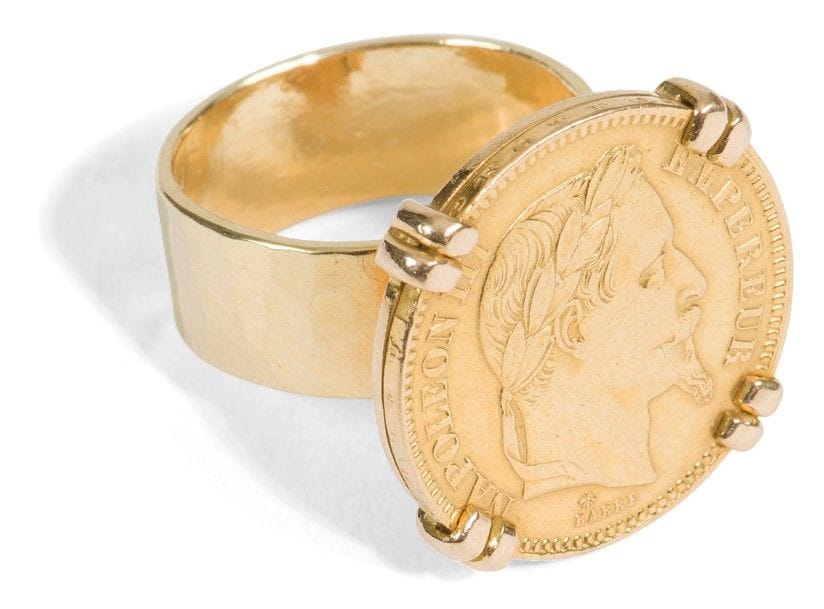 Jean DESPRÉS (1889-1980) 
Rare bague moderniste en or. L’anneau à surface martelée reçoit une double rangée perlée accueillant une pièce Napoléon sertie par des double griffe. Signée J. DESPRÉS à la pointe à l’intérieur de l’anneau et porte les poinçons de M. O. et de garantie. Poids : 21 g