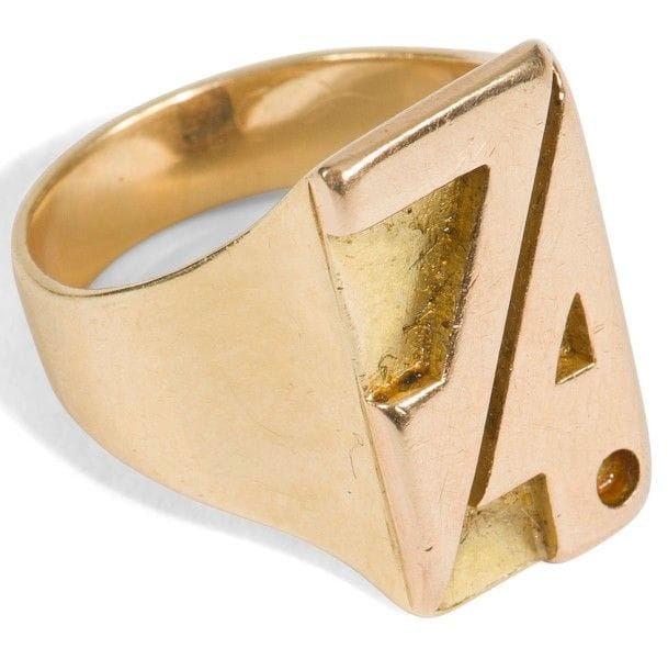 Jean DESPRÉS (1889-1980) 
Bague deux ors, jaune et rose, formant chevalière. L’anneau martelé, le chiffrage stylisé et en relief. Signée J. DESPRÉS à la pointe à l’intérieur de l’anneau et porte les poinçons de M. O. et de garantie. Poids : 16 g 
(Provenance : Ancienne collection de Madame B. à Avallon, œuvre acquise directement auprès de l’artiste).