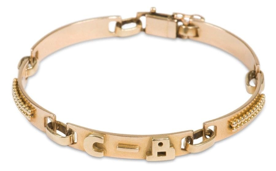 Jean DESPRÉS (1889-1980) 
Rare bracelet moderniste en or constitué de cinq plaques rectangulaires convexes au décor d’une double rangée perlée pour quatre d’entre elles et d’un chiffrage pour celle montée au centre. Signée J. DESPRÉS à la pointe au revers d’une plaque et porte les poinçons de M. O. et de garantie sur le fermoir. Poids : 25 g 
(Provenance : Ancienne collection de Madame B. à Avallon, œuvre acquise directement auprès de l’artiste).