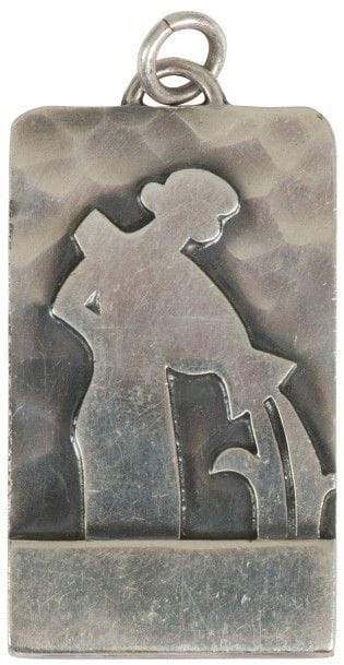 Jean DESPRÉS (1889-1980) 
La Jardinière
Grand pendentif en métal argenté. Le motif décoratif en découpe et en application sur un fond martelé, la base en bandeau traité lisse. Signé J. DESPRÉS, à la pointe au revers. H. : 6,5 cm