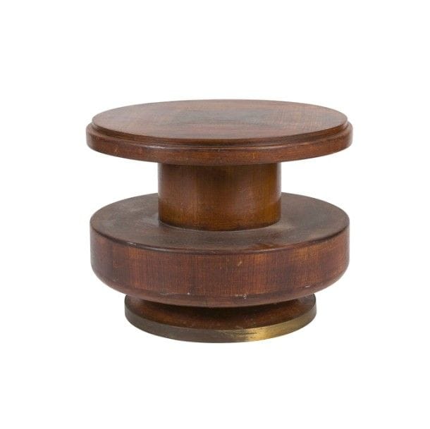 TRAVAIL MODERNISTE DES ANNÉES 1930 
Guéridon bobine en bois teinté et placage de bois teinté, le piètement cerclé de laiton, le plateau à décor de carrés concentriques. Usures et altérations au plateau. H. : 46 cm - D. : 60 cm 