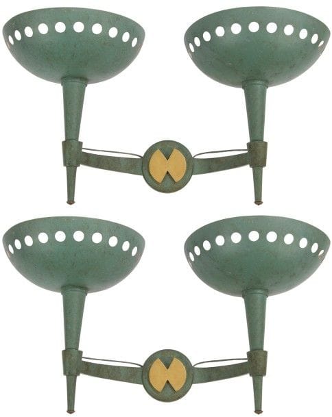TRAVAIL des ANNÉES 1940/50 
Paire d’appliques à deux lumières. Les réflecteurs en métal perforé, les fûts en bois, les platines et les branches en métal, le tout laqué vert antique. 24 x 45 x 24 cm 