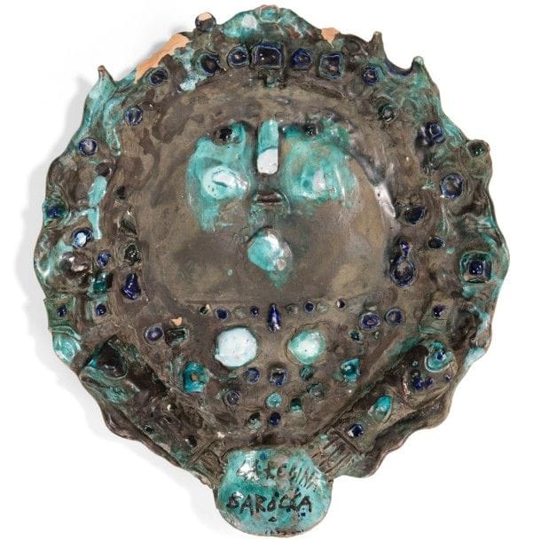 Manufacture POZZO GARITTA - Albisola
La Regina Barocca 
Grand plat décoratif en terre cuite au décor, très en relief, réalisé aux engobes et à l’émail, gris, vert et bleu. Manques. Titré et daté probablement 1973 dans un cartouche, porte la marque de la manufacture et situé ALBISOLA au revers. D. : 40 cm