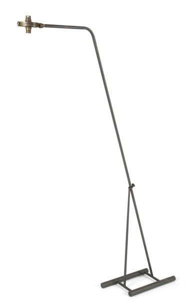 LUMAREIL (attribué à)
Lampadaire en métal tubulaire laqué gris, le piètement façon chemin de fer soutient un fût orientable terminé par une source lumineuse pivotante. H. : 186 cm max