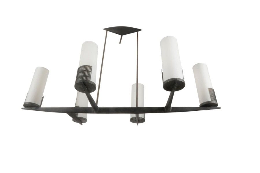 ARLUS
Suspension à six lumières en métal laqué noir. La plateforme à six branches reçoit les platines circulaires et les bobèches demi cylindriques en métal ajouré. Le cache-bélière semi-elliptique laqué noir et les suspentes en laiton patiné. Années 1950/60. Abat-jour non d’origine en papier.
H. : 59 cm - L. : 100 cm