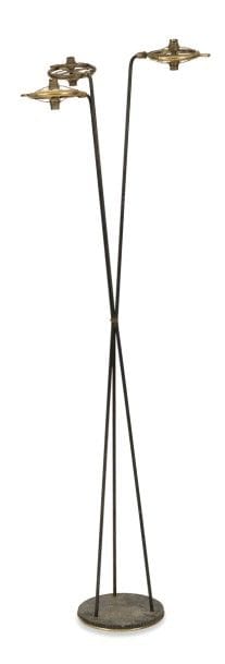 LUNEL Luminaires
Lampadaire à trois lumières, de hauteurs différentes, en métal tubulaire laqué noir. Chaque fût reçoit un support circulaire orientable en laiton accueillant un abat-jour cylindrique (tous manquant). Base lestée et ornée d’un jonc de laiton. Années 1950. Importantes oxydations. H. : 168 cm