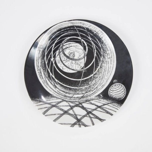 Piero FORNASETTI (1913-1988) pour PARIS MATCH 
L’homme dans l’espace : le vol, d’une série de six assiettes dessinées pour Paris Match en 1966
Assiette circulaire. Épreuve en porcelaine sérigraphiée. Un petit choc sur le pourtour et usures à la sérigraphie. Marquée au revers. D. : 23,5 cm 