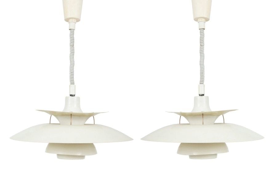 Poul HENNINGSEN (1894-1967) Designer & Louis POULSEN Éditeur
Charlottenborg PH 5, modèle créé en 1926. 
Paire de suspensions, chacune composée de disques incurvés concentriques et de dimensions diverses, en métal laqué blanc, bleu et rouge à l’intérieur. Usures et torsions de certaines coupes en métal. D. : 50 cm