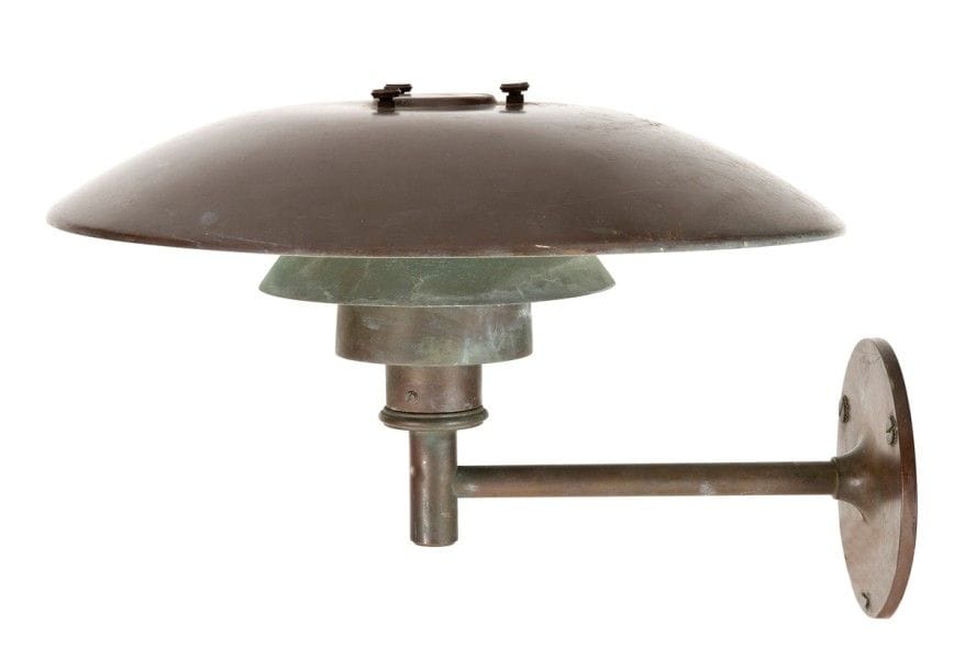 Poul HENNINGSEN (1894-1967) Designer & Louis POULSEN Éditeur
PH 4,5/3, modèle créé en 1927
Applique d’extérieur en métal laqué brun, blanc à l’intérieur, composée de disques incurvés concentriques. L. : 48 cm