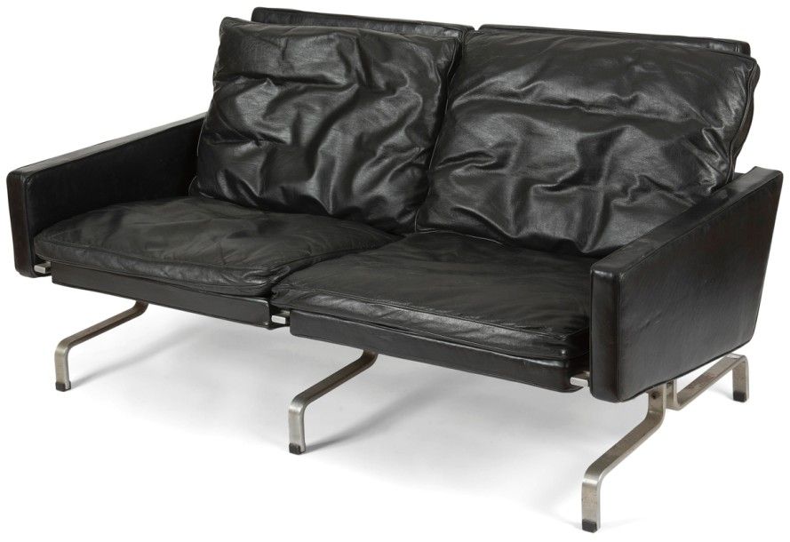 Poul KJAERHOLM (1929-1980)
PK 31/2, le modèle créé en 1958
Banquette deux places. Piètement métallique méplat sur patins. Accotoirs, dossiers et assises gainés de cuir noir. Coussins d’assise et de dossier tapissés de cuir noir également. Édition ancienne. 70 x 137 x 71 cm