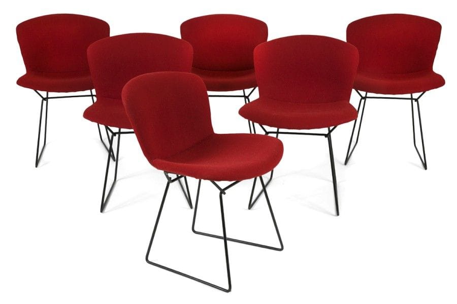 HARRY BERTOÏA (1915-1948) Designer & KNOLL INTERNATIONAL Éditeur
Wire, le modèle créé en 1952
Suite de six chaises en fils d’acier cintrés, soudés et gainés noir. Housses d’origine en natté rouge. 75 x 54 x 54 cm