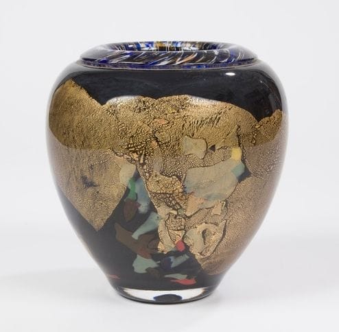 Jean-Claude NOVARO (né en 1943) 
Vase balustre. Épreuve en verre épais à décor intercalaire de feuilles d’or et d’inclusions polychromes. Col ourlé et intérieur traités en verre à effet marbré brun, blanc et bleu. Signé JC NOVARO et daté 2000 sous la base. H. : 20,5 cm 