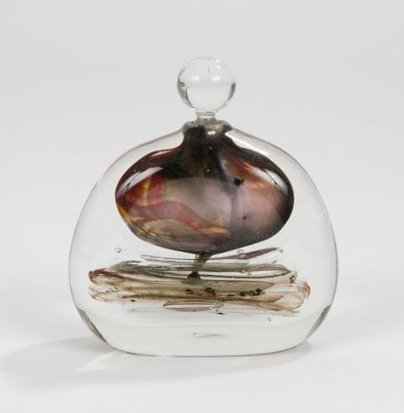 Alain (né en 1945) & Marisa (née en 1948) BÉGOU 
Flacon pansu méplat à bouchon sphérique. Épreuve en verre à décor intercalaire gris-violet et bullé. Signé BEGOU et numéroté A123 sous la base. 
H. : 10,5 cm 